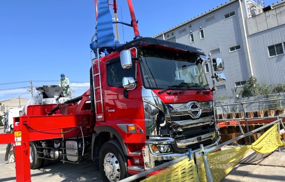 コンクリートポンプ車の作業中の写真